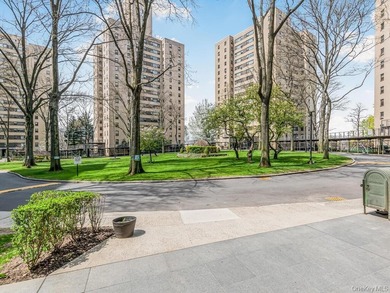 Welcome to 2 Fordham Hill Oval #5B. Move-In ready. As you enter - photo 23