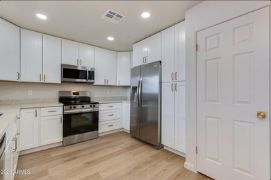 Beautifully remodeled top floor condominium with stunning views - photo 12