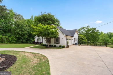 Nestled on 18.15 breathtaking acres in the heart of Moreland - photo 3