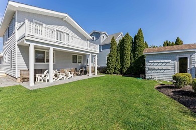 Charming two-story single-family home featuring 5 bedrooms and 3 - photo 3