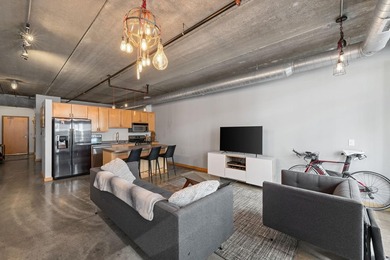 Live in true modern loft living in the heart of the North Loop - photo 1