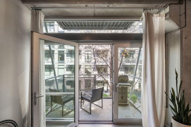 Live in true modern loft living in the heart of the North Loop - photo 2