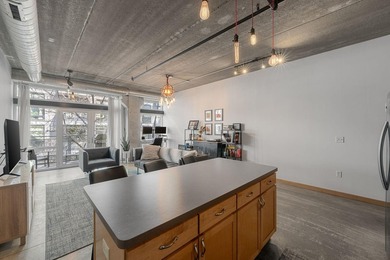 Live in true modern loft living in the heart of the North Loop - photo 6
