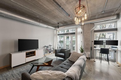 Live in true modern loft living in the heart of the North Loop - photo 7