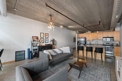 Live in true modern loft living in the heart of the North Loop - photo 8