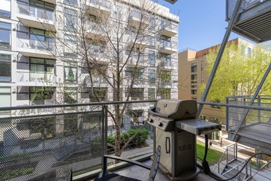 Live in true modern loft living in the heart of the North Loop - photo 9