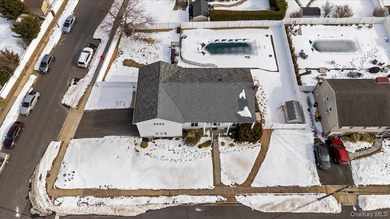 Welcome to 5 Lafayette Place in the heart of Massapequa Shores - - photo 2