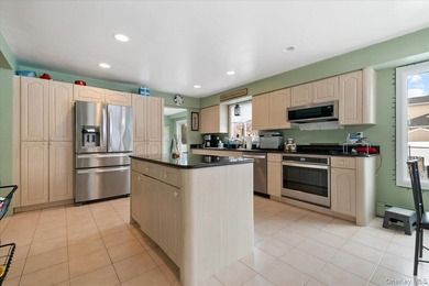 Welcome to 5 Lafayette Place in the heart of Massapequa Shores - - photo 4