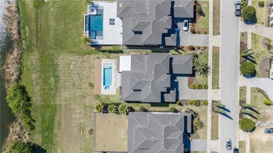 This never-lived-in luxury residence presents an extraordinary - photo 42