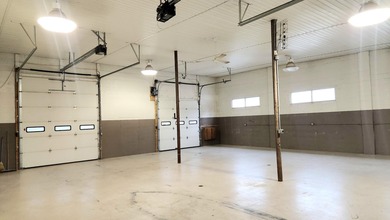 Commercial opportunity featuring 2,976 sqft shop building, C-1 - photo 5