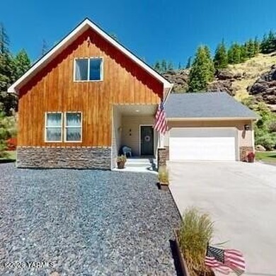 The perfect escape! This home is move in ready and like brand - photo 2
