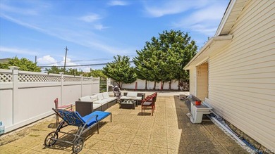Beautiful Corner Lot Home Located In A Quiet Oceanside - photo 18