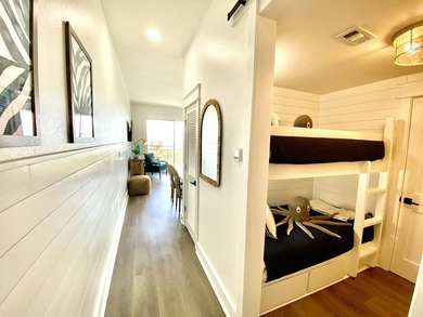 Adorable, completely renovated top floor, corner unit in Gulf - photo 33