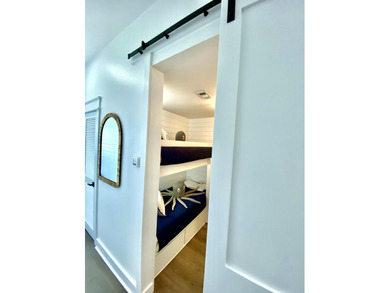 Adorable, completely renovated top floor, corner unit in Gulf - photo 34