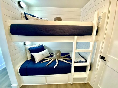 Adorable, completely renovated top floor, corner unit in Gulf - photo 35