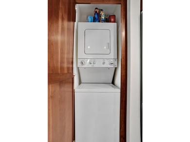 Updated 2 bedroom, 2 bathroom condo. Features an open floor plan - photo 40
