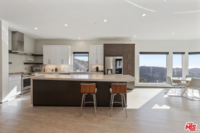 Sleek Architectural with Ocean Views. This striking contemporary - photo 17