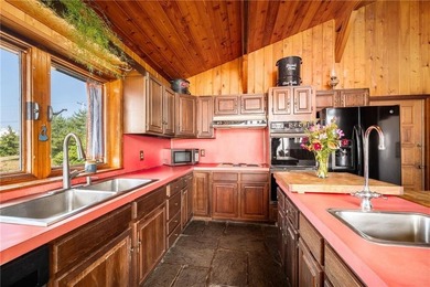 This waterfront property offers an increasingly rare opportunity - photo 21