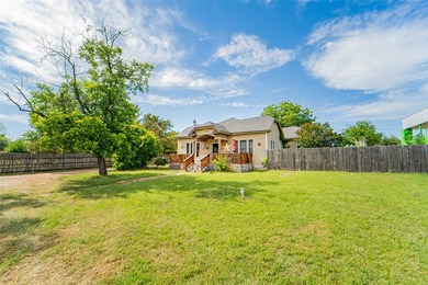 Three bedroom, two bath home located closely to all your - photo 2