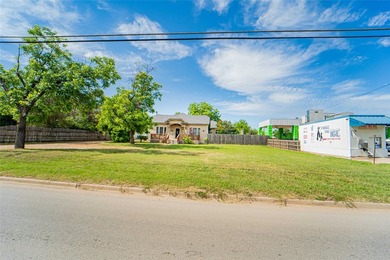 Three bedroom, two bath home located closely to all your - photo 3