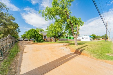 Three bedroom, two bath home located closely to all your - photo 4