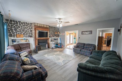 Three bedroom, two bath home located closely to all your - photo 9