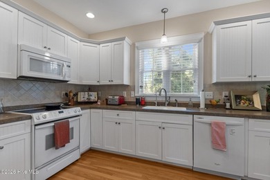 Welcome to 325 Live Oak Street, a beautifully crafted - photo 10