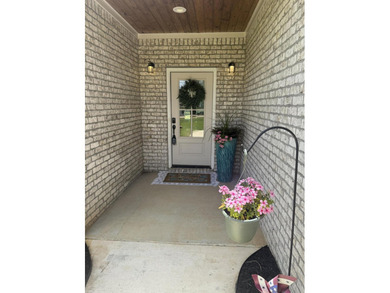 Spacious and beautifully appointed 4-bedroom, 2.5-bath home in - photo 2