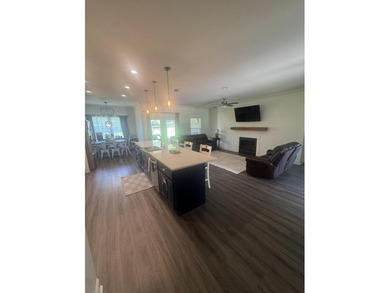 Spacious and beautifully appointed 4-bedroom, 2.5-bath home in - photo 4