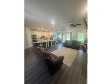 Spacious and beautifully appointed 4-bedroom, 2.5-bath home in - photo 8