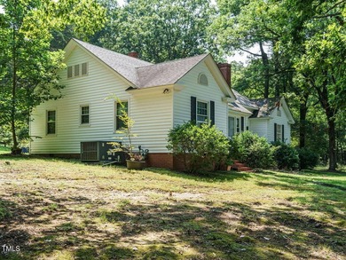 Discover this charming 2-bedroom, 1-bathroom single-family - photo 4