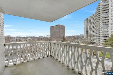PRICE IMPROVEMENT ! Bright and airy, low floor corner 2 - photo 22