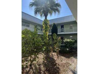 Welcome to easy Florida living in this bright, very clean - photo 3