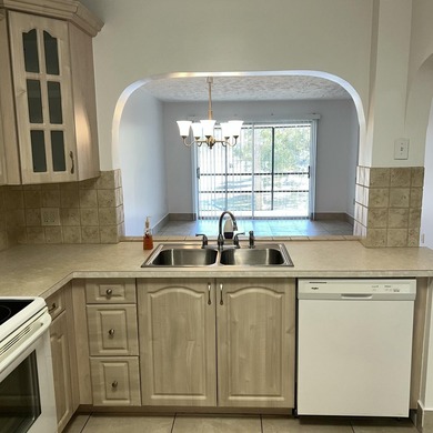 Welcome to easy Florida living in this bright, very clean - photo 6