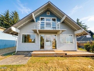 Gorgeous Bayviews await! 3 Bedroom 2 bath home convenient South - photo 2