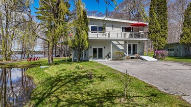 First time offered in over 25 years, this exceptional waterfront - photo 3