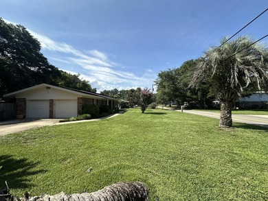 Located in Fort Walton Beach's established Kenwood neighborhood - photo 18
