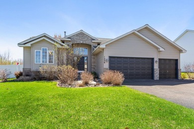Location, location. Beautiful entry, with room to move about - photo 1