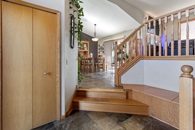 Location, location. Beautiful entry, with room to move about - photo 2