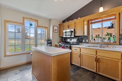 Location, location. Beautiful entry, with room to move about - photo 3