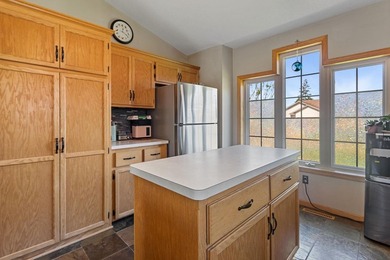 Location, location. Beautiful entry, with room to move about - photo 4