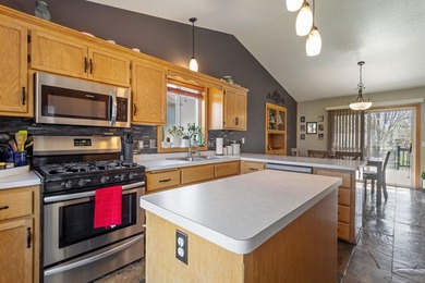 Location, location. Beautiful entry, with room to move about - photo 5