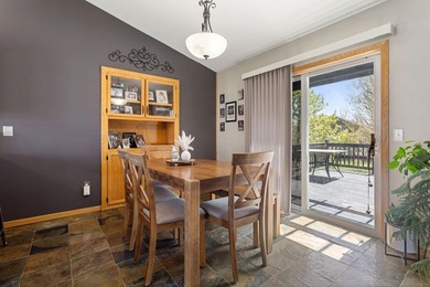 Location, location. Beautiful entry, with room to move about - photo 6