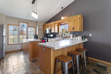 Location, location. Beautiful entry, with room to move about - photo 7