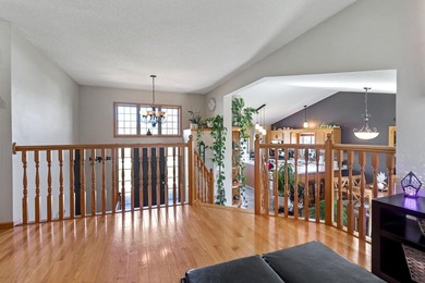 Location, location. Beautiful entry, with room to move about - photo 8