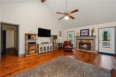 Welcome home to this gorgeous, fully renovated Acadian-style - photo 4