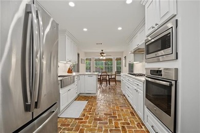 Welcome home to this gorgeous, fully renovated Acadian-style - photo 8
