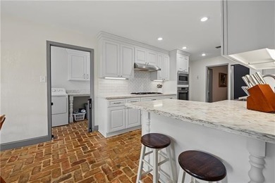 Welcome home to this gorgeous, fully renovated Acadian-style - photo 10