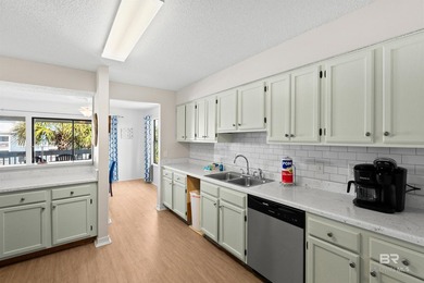 Beautifully furnished and recently updated, this three-bedroom - photo 22