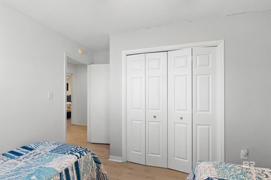 Beautifully furnished and recently updated, this three-bedroom - photo 31